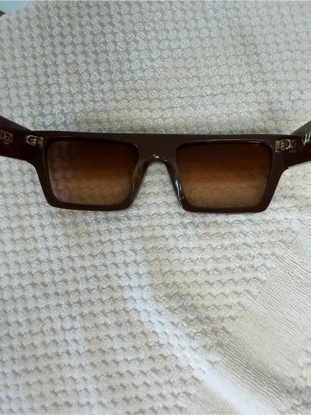 DEZI Slick Brown Rectangular Sunglasses woman’s brown frame gradient lenses